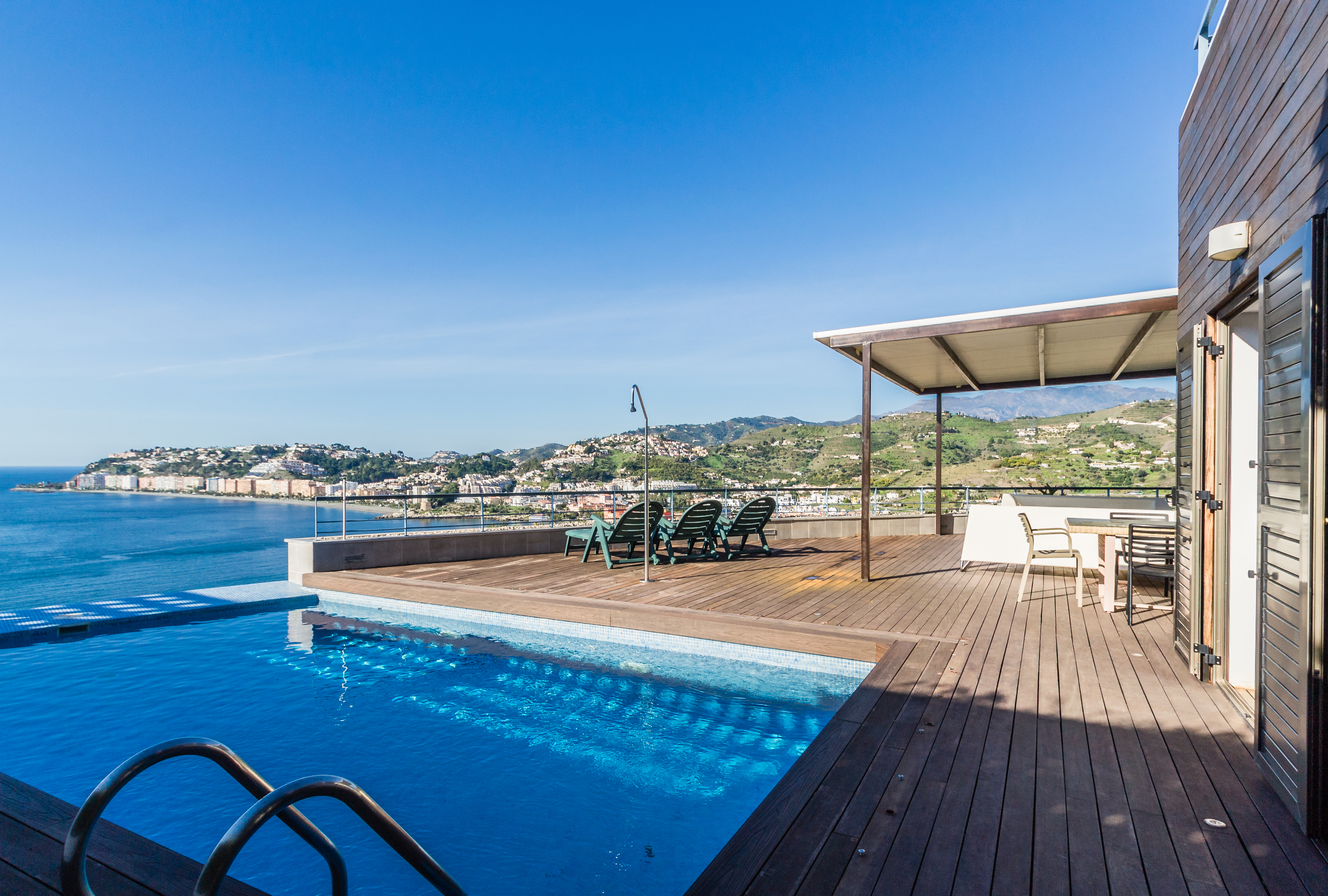 CASA CON PISCINA  Y VISTAS AL MAR EN PLAYA DE CABRIA