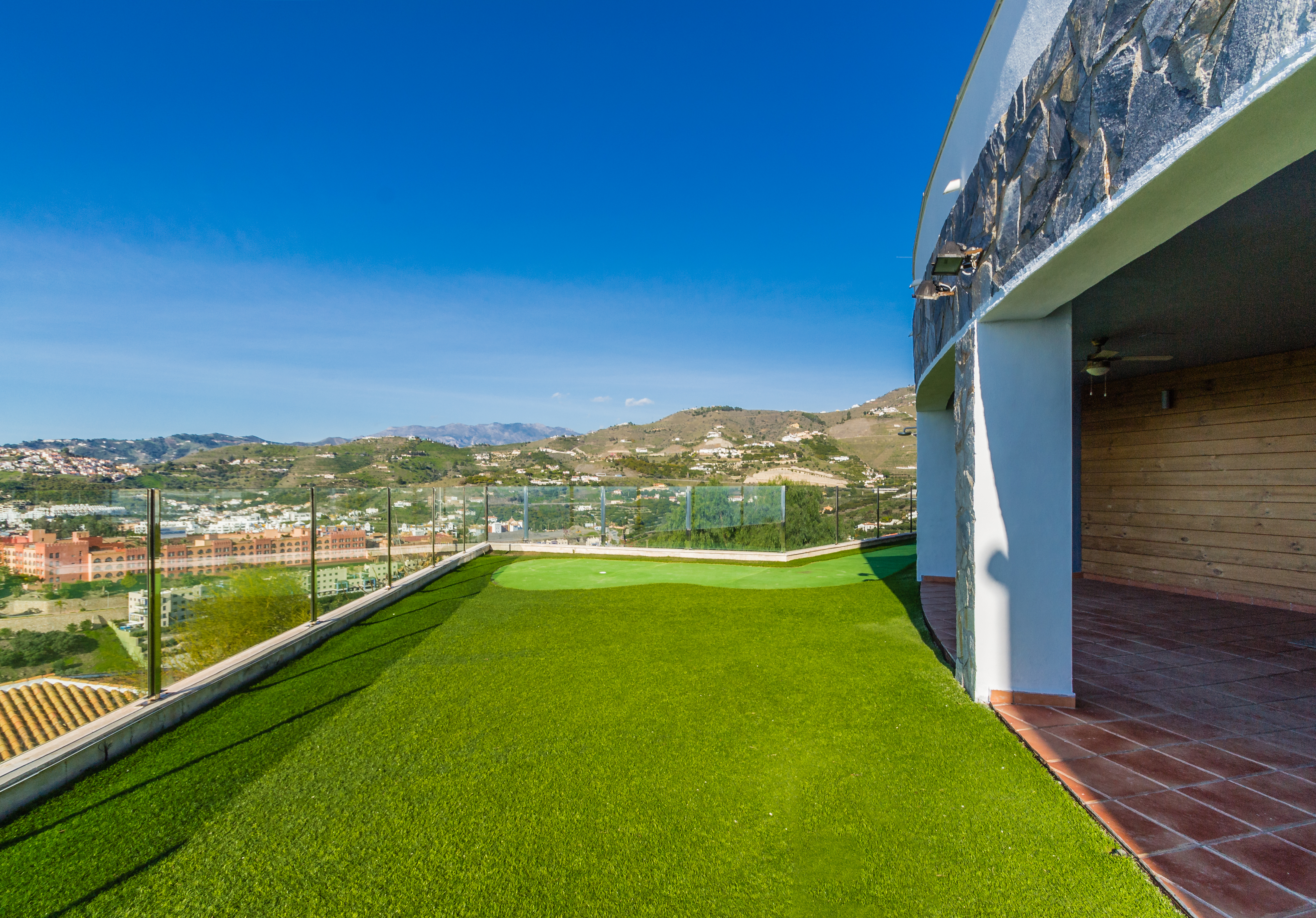 CASA CON PISCINA  Y VISTAS AL MAR EN PLAYA DE CABRIA