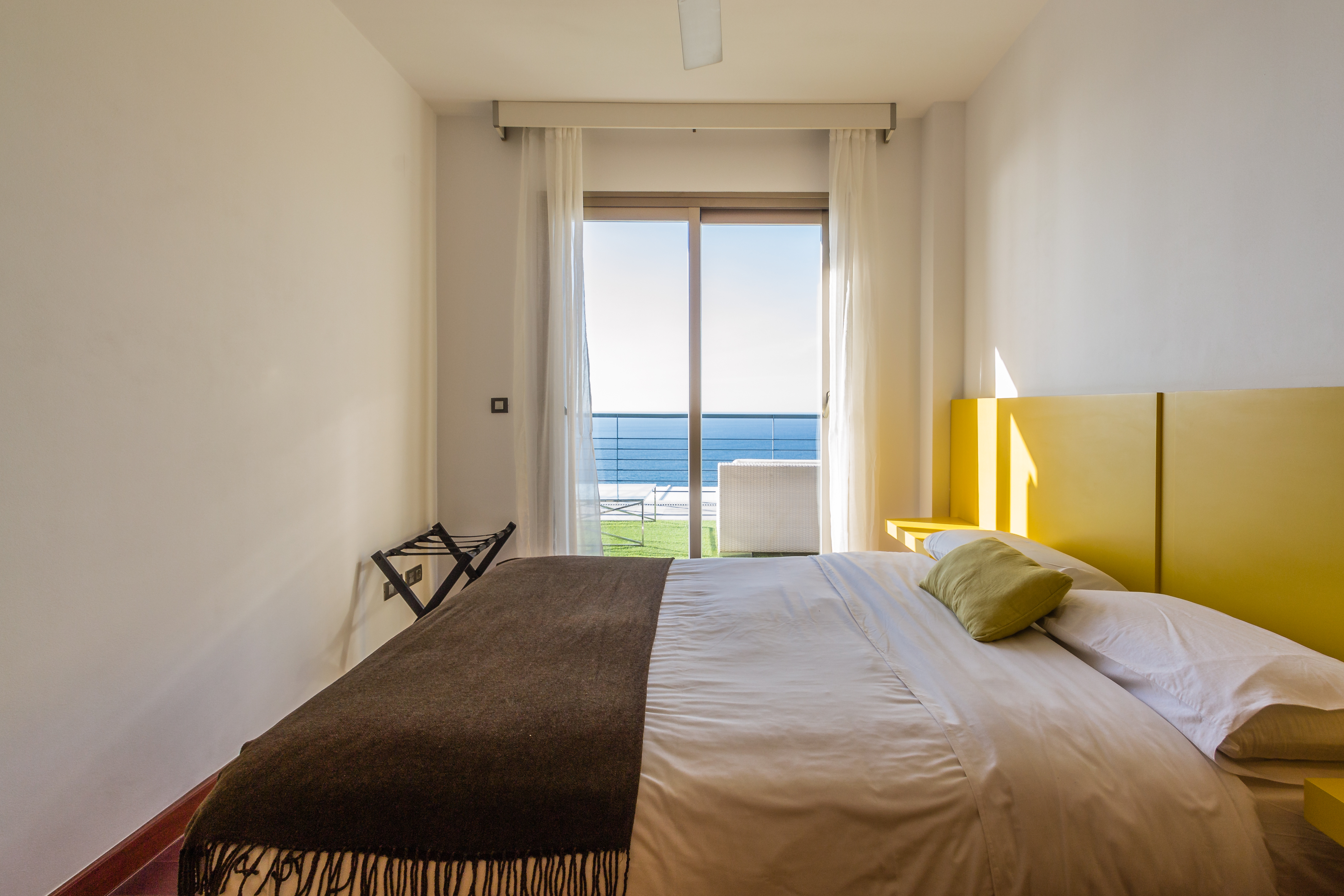 CASA CON PISCINA  Y VISTAS AL MAR EN PLAYA DE CABRIA