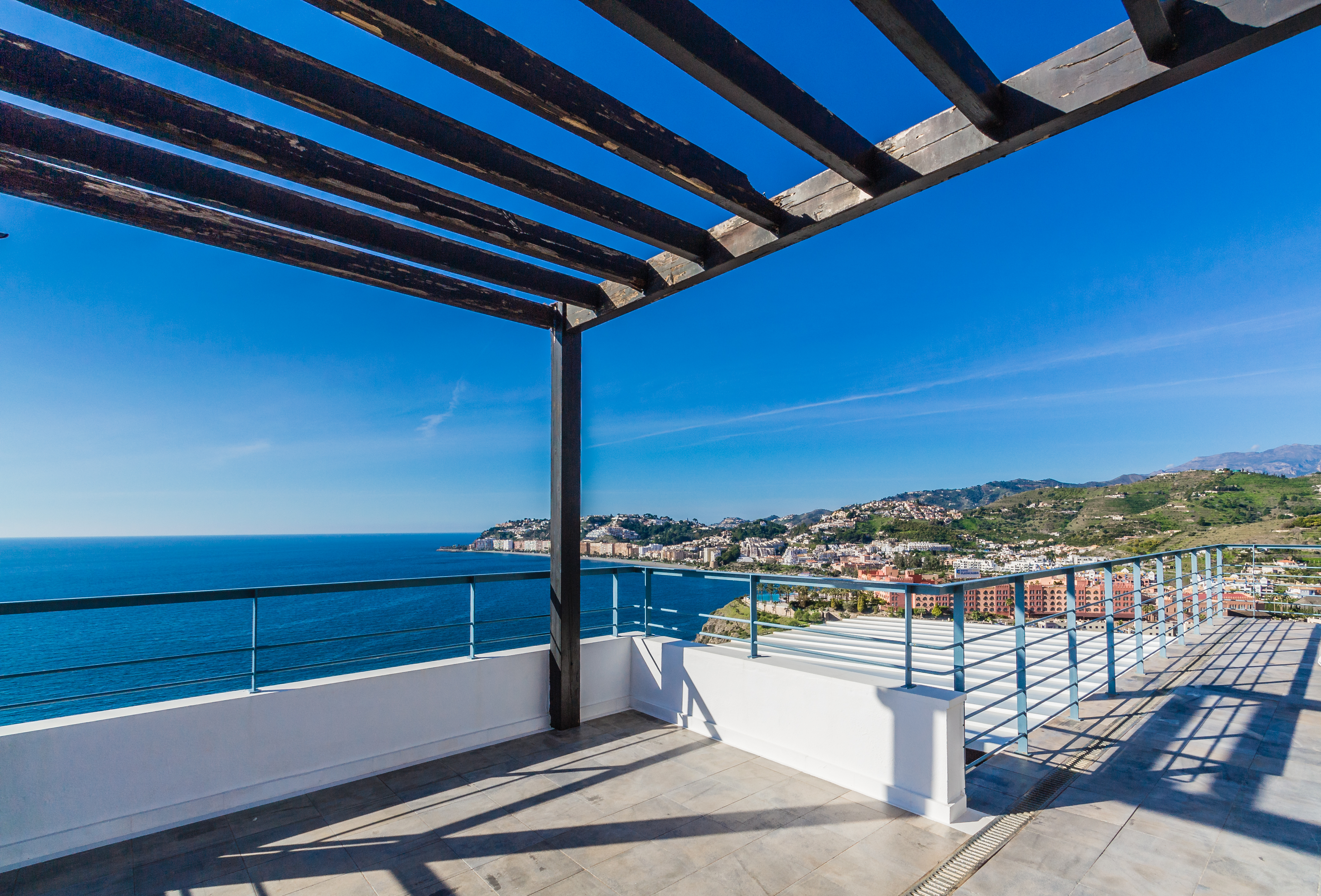 CASA CON PISCINA  Y VISTAS AL MAR EN PLAYA DE CABRIA