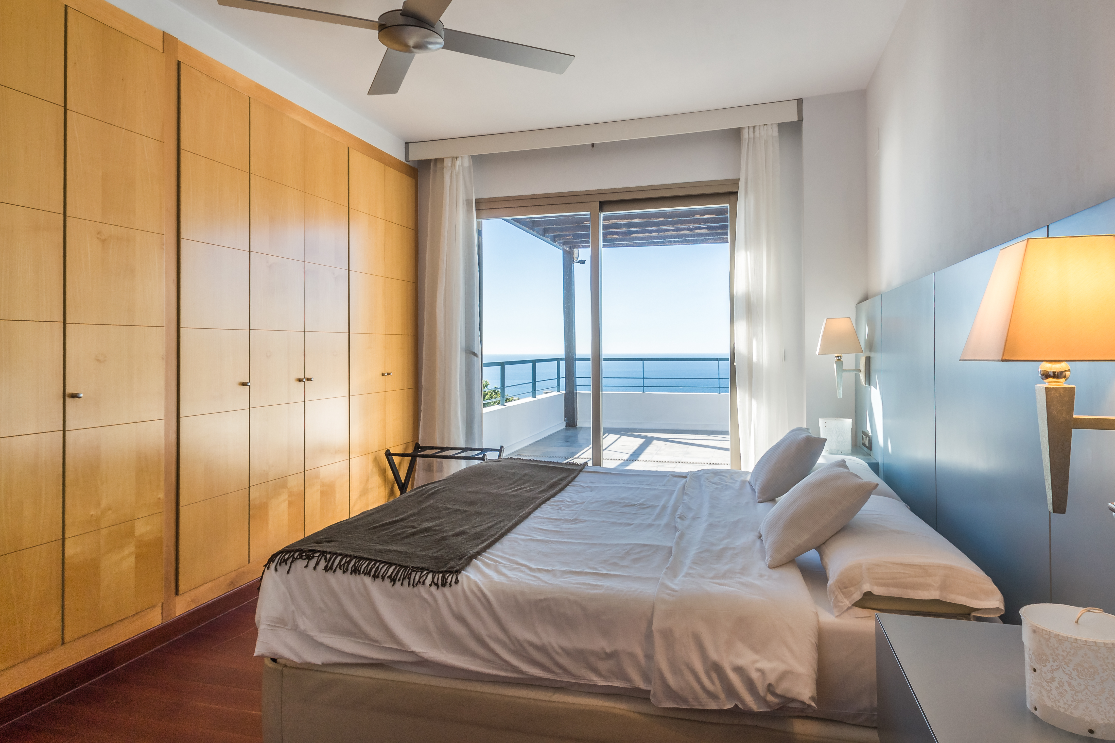 CASA CON PISCINA  Y VISTAS AL MAR EN PLAYA DE CABRIA