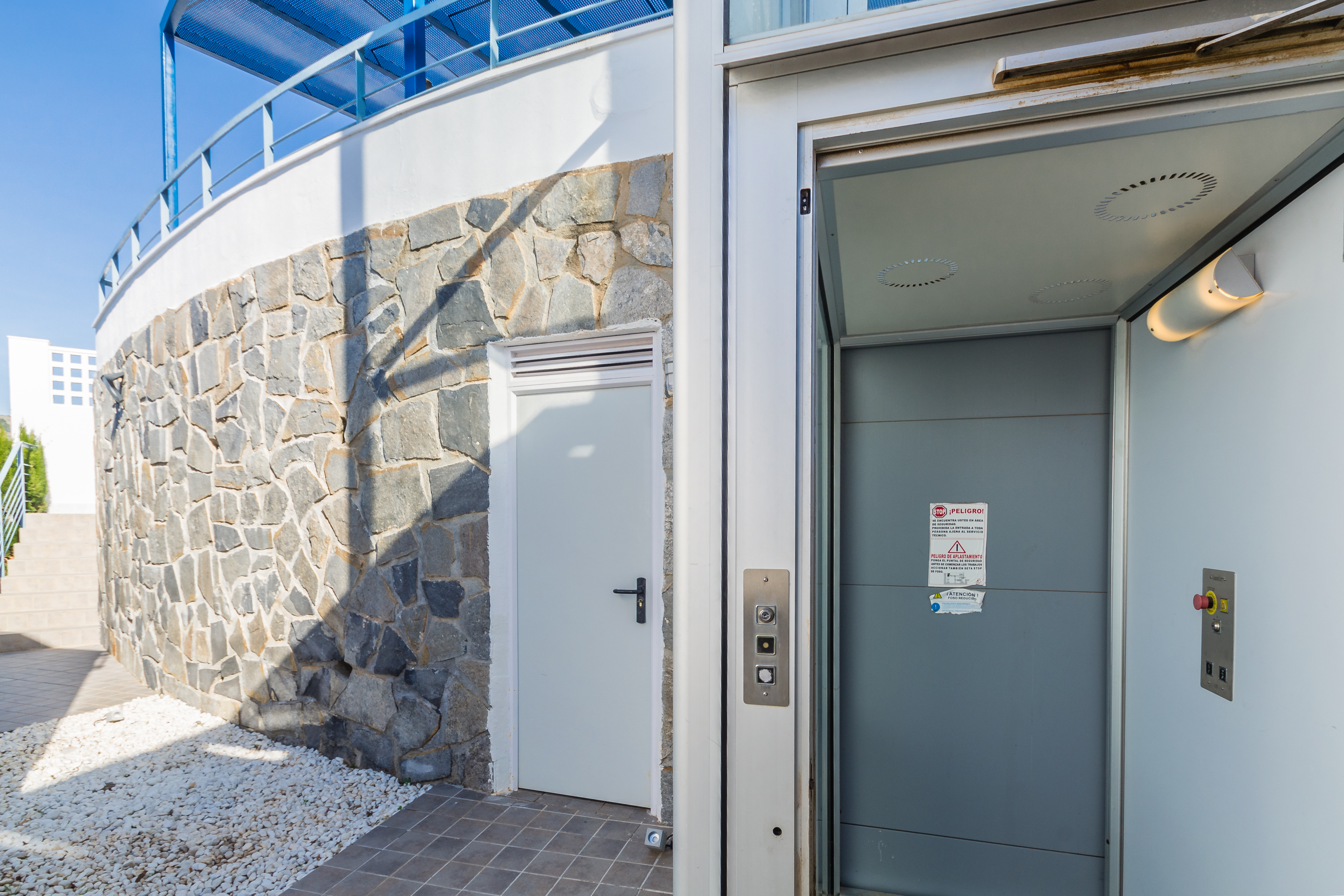 CASA CON PISCINA  Y VISTAS AL MAR EN PLAYA DE CABRIA