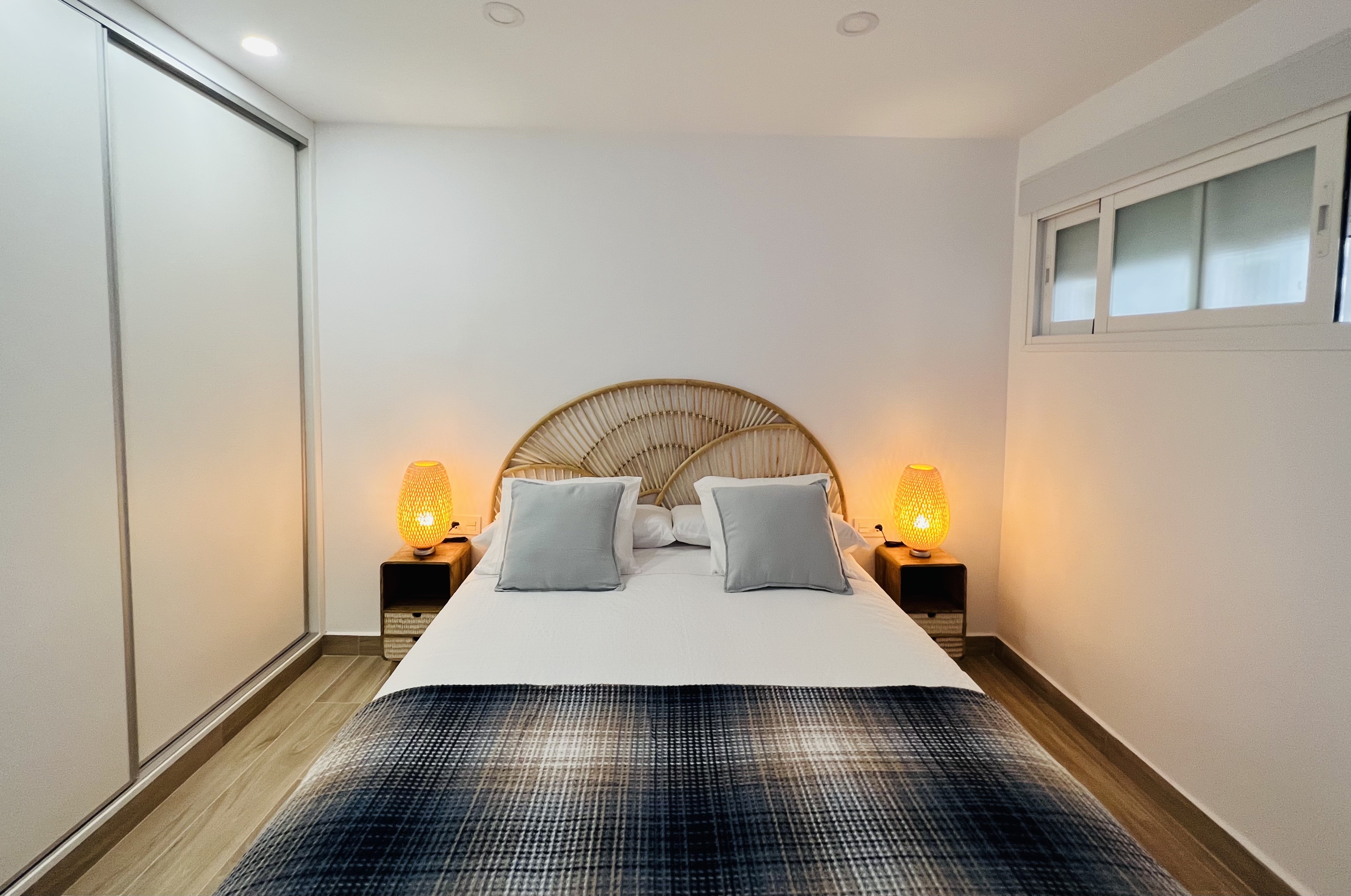 APARTAMENTO EN PASEO REINA SOFA 