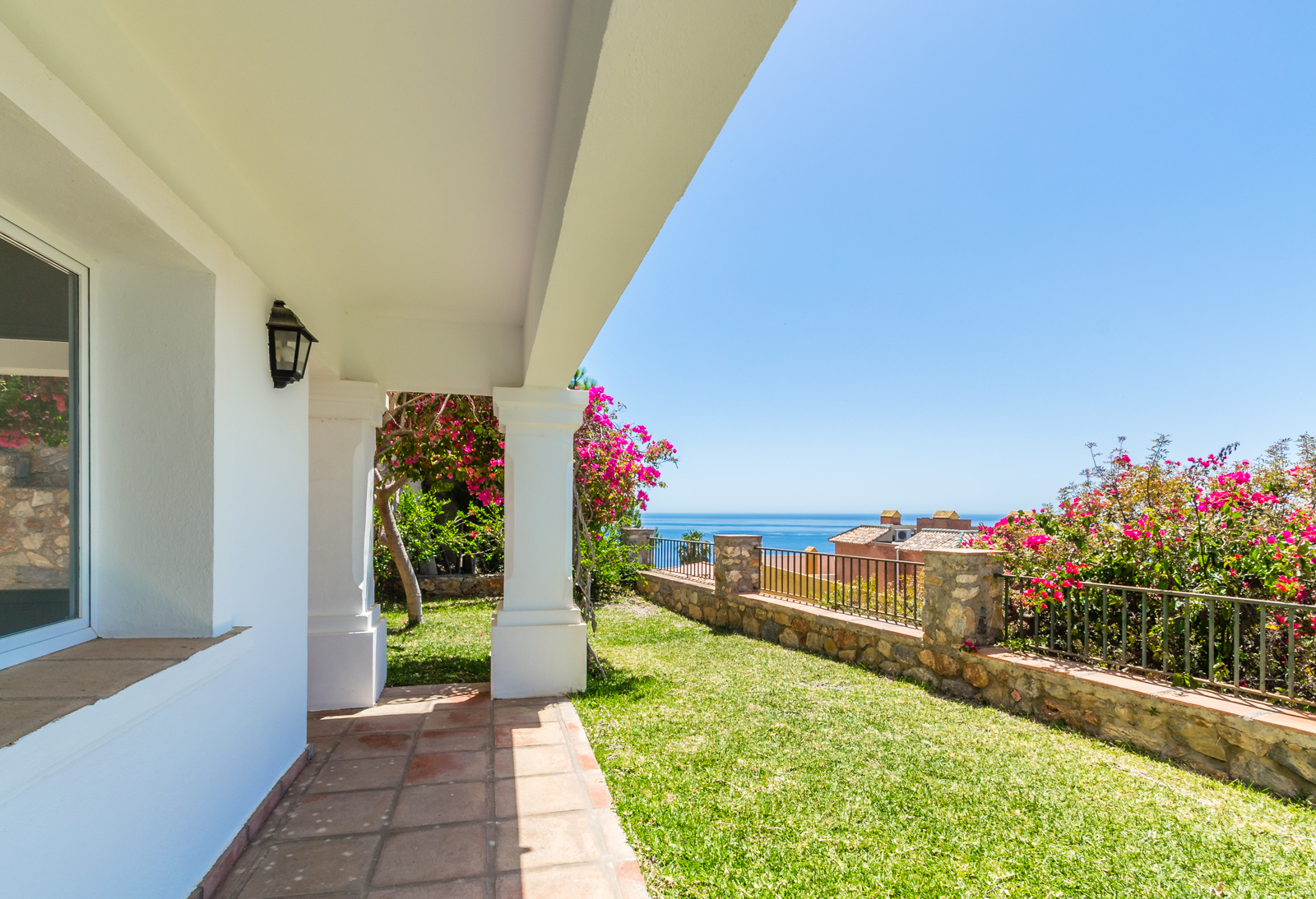 VILLA DE ESTILO ANDALUZ CON VISTAS AL MAR EN PUNTA DE LA MONA – LA HERRADURA