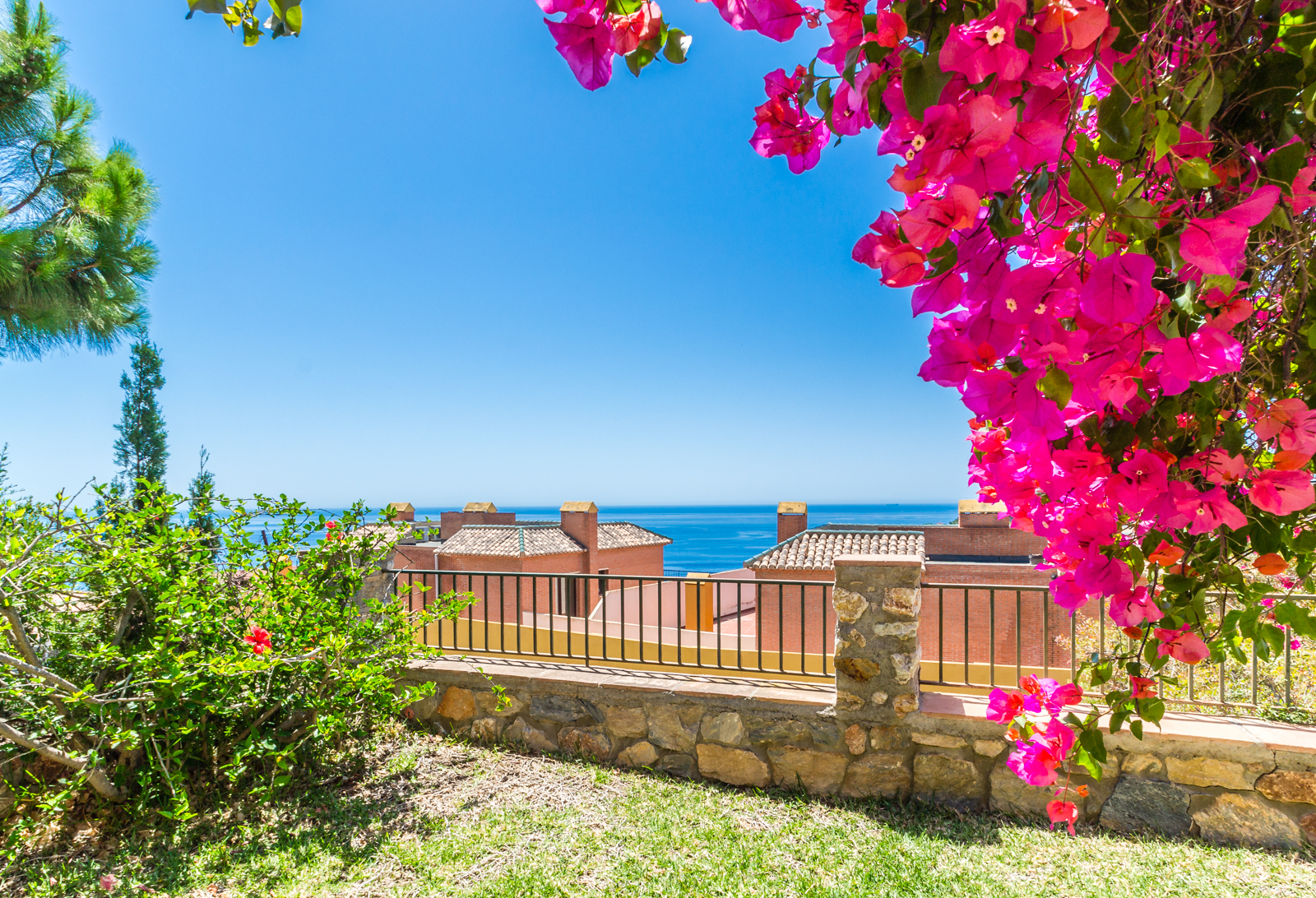 VILLA DE ESTILO ANDALUZ CON VISTAS AL MAR EN PUNTA DE LA MONA – LA HERRADURA