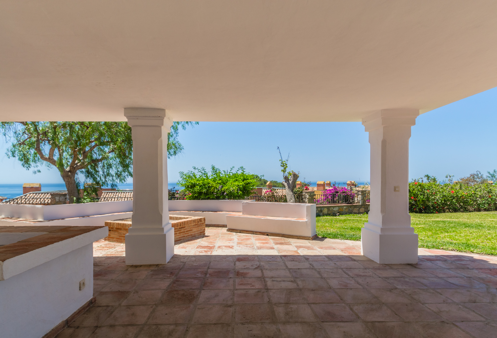 VILLA DE ESTILO ANDALUZ CON VISTAS AL MAR EN PUNTA DE LA MONA – LA HERRADURA