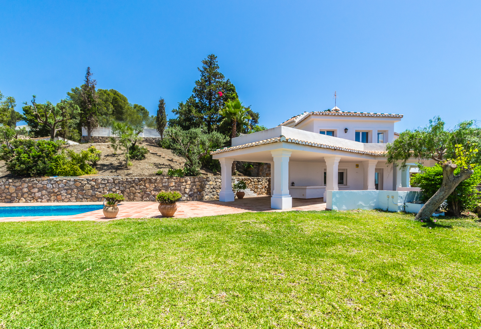 VILLA DE ESTILO ANDALUZ CON VISTAS AL MAR EN PUNTA DE LA MONA – LA HERRADURA