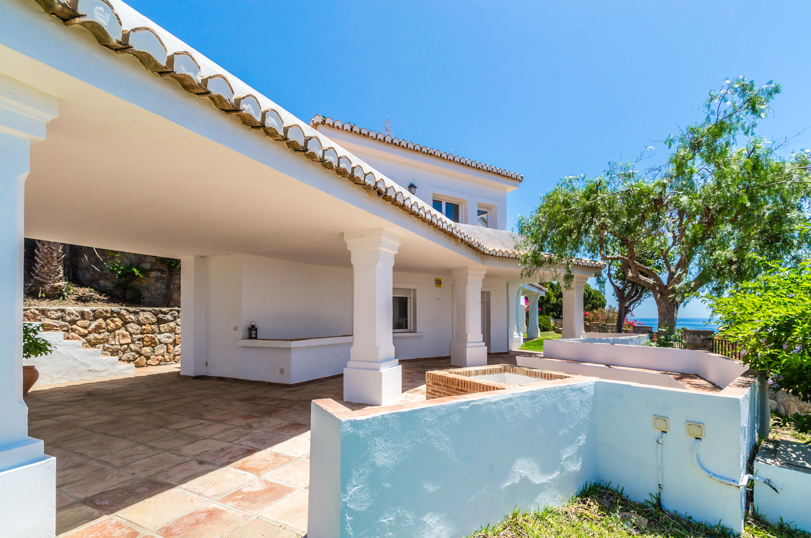 VILLA DE ESTILO ANDALUZ CON VISTAS AL MAR EN PUNTA DE LA MONA – LA HERRADURA
