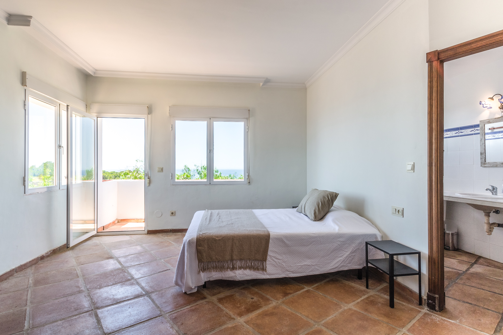 VILLA DE ESTILO ANDALUZ CON VISTAS AL MAR EN PUNTA DE LA MONA – LA HERRADURA