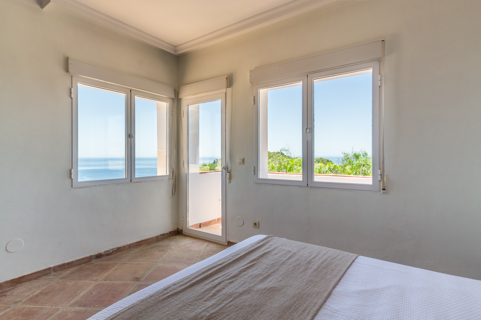 VILLA DE ESTILO ANDALUZ CON VISTAS AL MAR EN PUNTA DE LA MONA – LA HERRADURA
