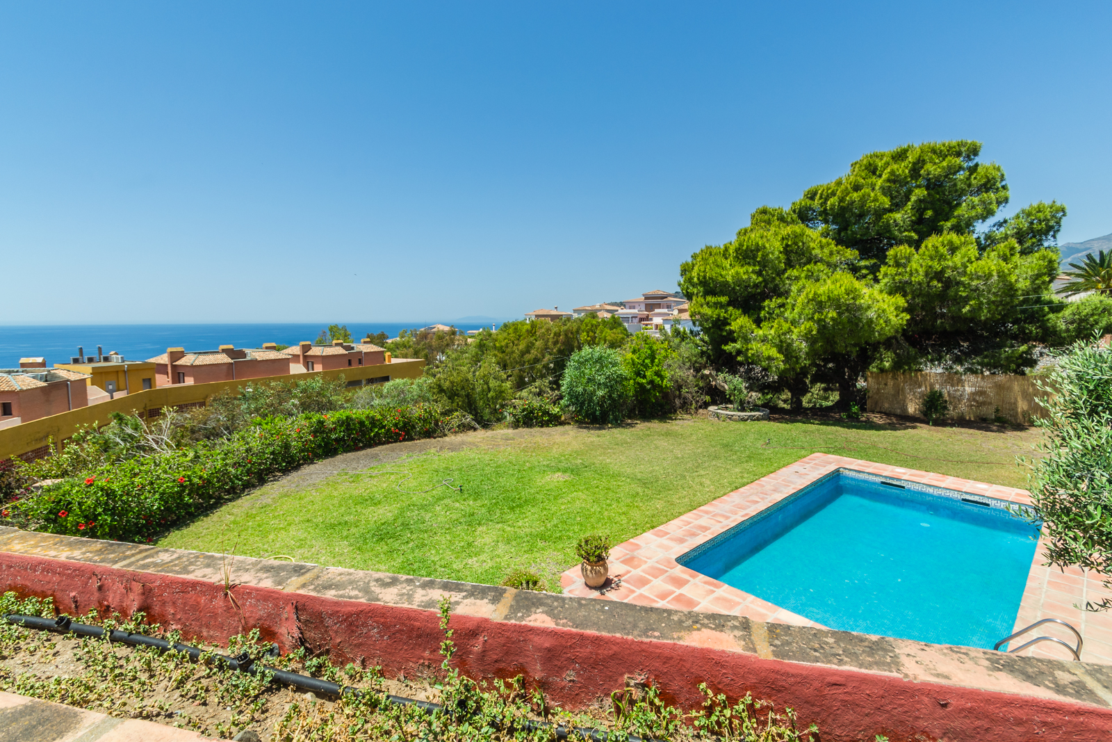 VILLA DE ESTILO ANDALUZ CON VISTAS AL MAR EN PUNTA DE LA MONA – LA HERRADURA