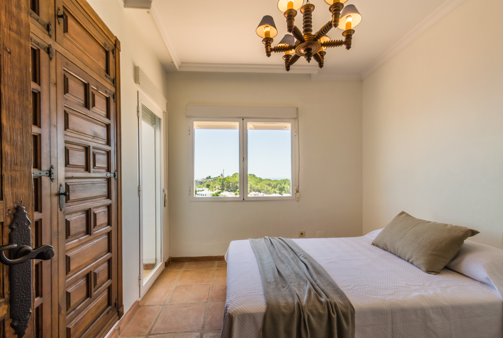 VILLA DE ESTILO ANDALUZ CON VISTAS AL MAR EN PUNTA DE LA MONA – LA HERRADURA