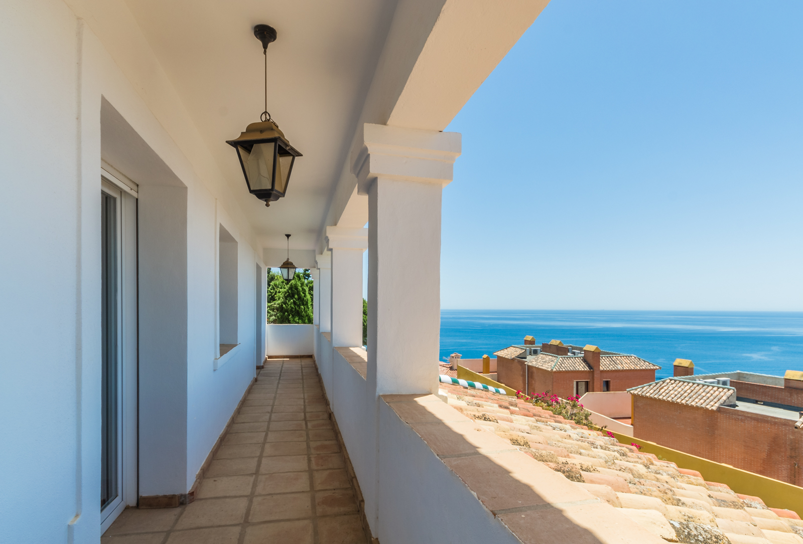 VILLA DE ESTILO ANDALUZ CON VISTAS AL MAR EN PUNTA DE LA MONA – LA HERRADURA