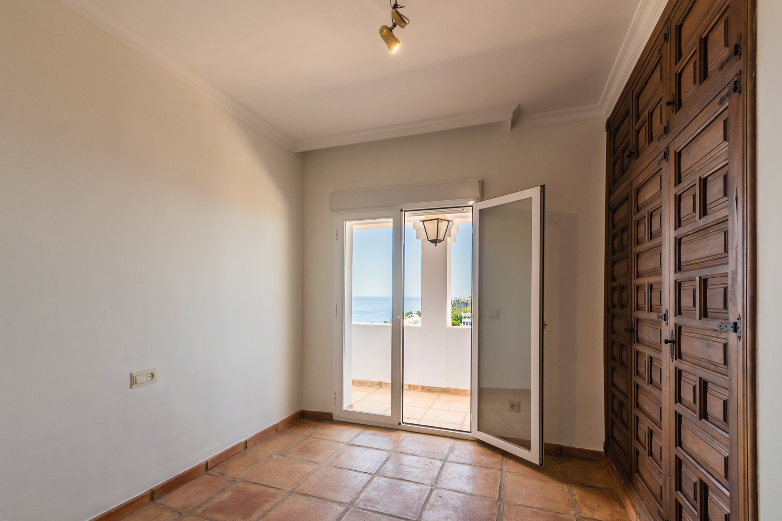 VILLA DE ESTILO ANDALUZ CON VISTAS AL MAR EN PUNTA DE LA MONA – LA HERRADURA