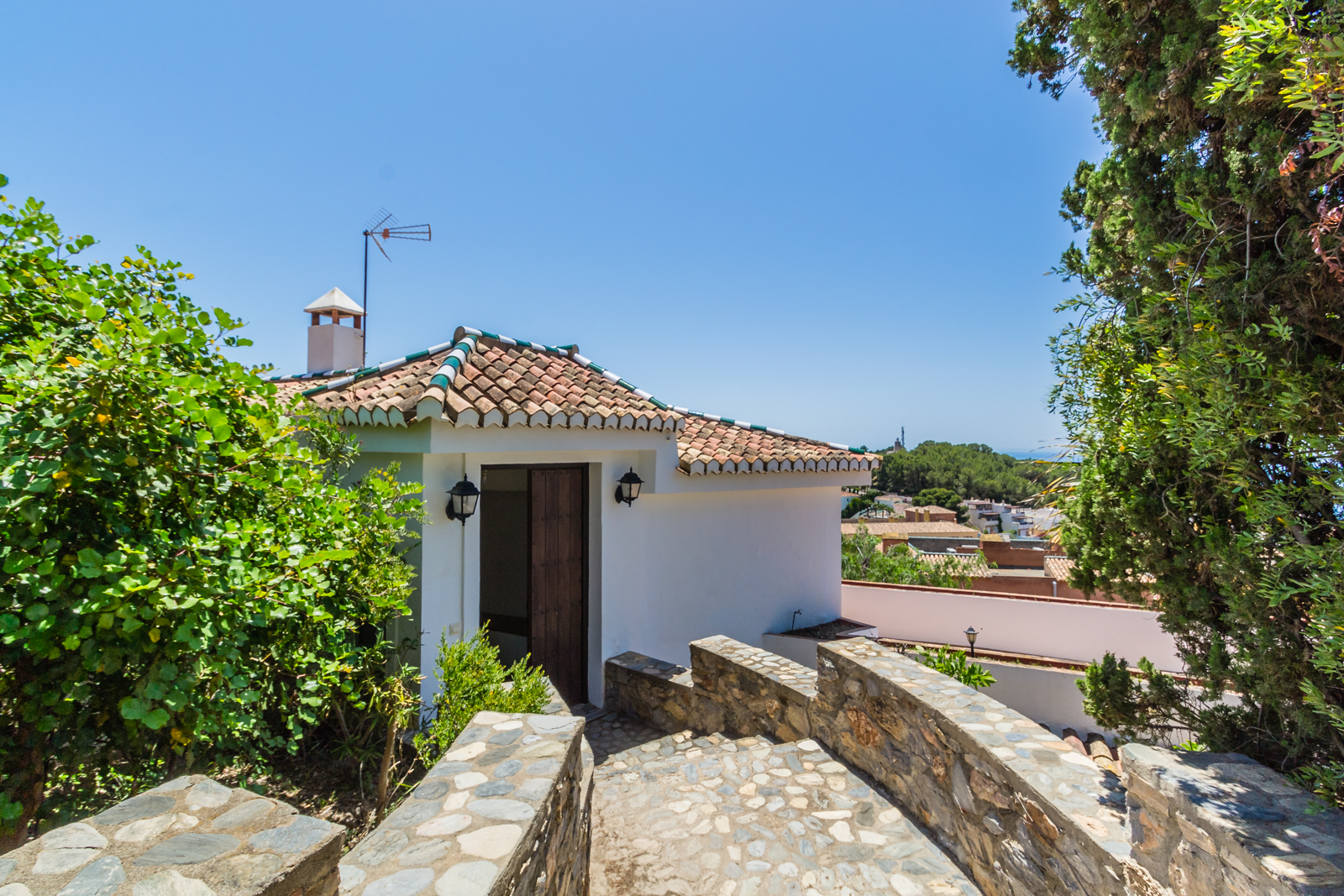 VILLA DE ESTILO ANDALUZ CON VISTAS AL MAR EN PUNTA DE LA MONA – LA HERRADURA